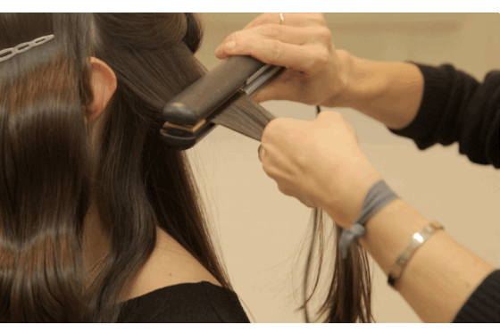 Demonstração passo a passo de como girar a chapinha 180 graus e deslizar para formar um cacho.